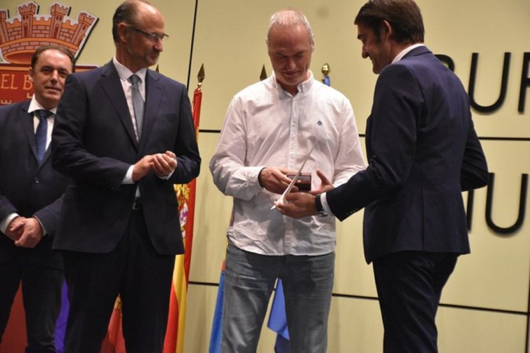 Jorge de Miguel (centro) recibe su Medalla de Oro al Mérito de la Protección Ciudadana de Castilla y León. Jorge de Miguel (centro) recibe su Medalla de Oro al Mérito de la Protección Ciudadana de Castilla y León.
