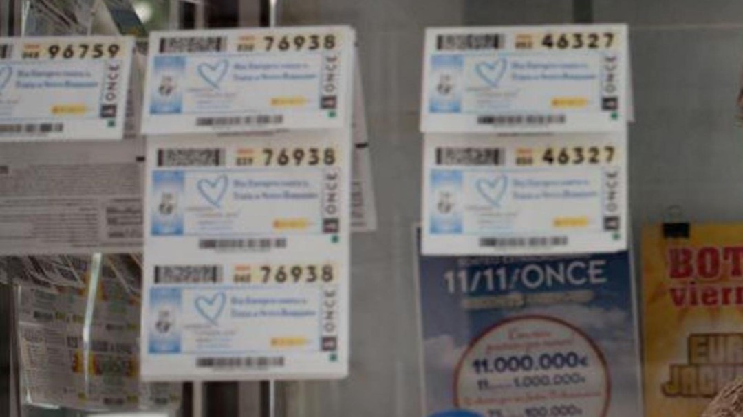 La ONCE reparte 120.000 euros a las puertas del centro de salud Pico Tuerto