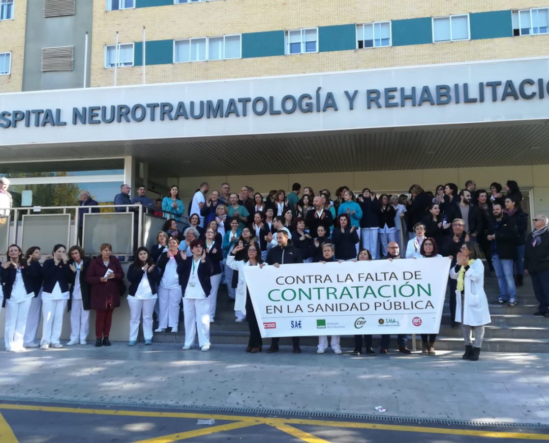 Nueva concentración en el hospital Virgen de las Nieves de Granada, en el centro de Neurotraumatología, contra la falta de personal Nueva concentración en el hospital Virgen de las Nieves de Granada, en el centro de Neurotraumatología, contra la falta de personal