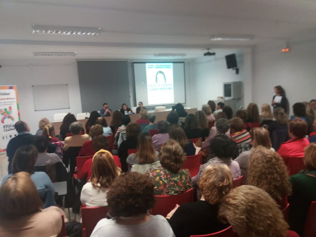 Aspecto que mostraba la Sala de Conferencias de la Casa de la Juventud, durante la intervención de la alcaldesa, M.ª Teresa García Aspecto que mostraba la Sala de Conferencias de la Casa de la Juventud, durante la intervención de la alcaldesa, M.ª Teresa García