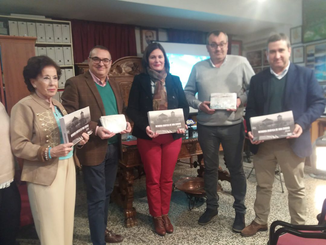 Directivos de Saudar, alcaldesa, en el centro, y director de IDEAL Jaén, José Luis Adán, primero a la derecha, en la presentación del coleccionable Directivos de Saudar, alcaldesa, en el centro, y director de IDEAL Jaén, José Luis Adán, primero a la derecha, en la presentación del coleccionable