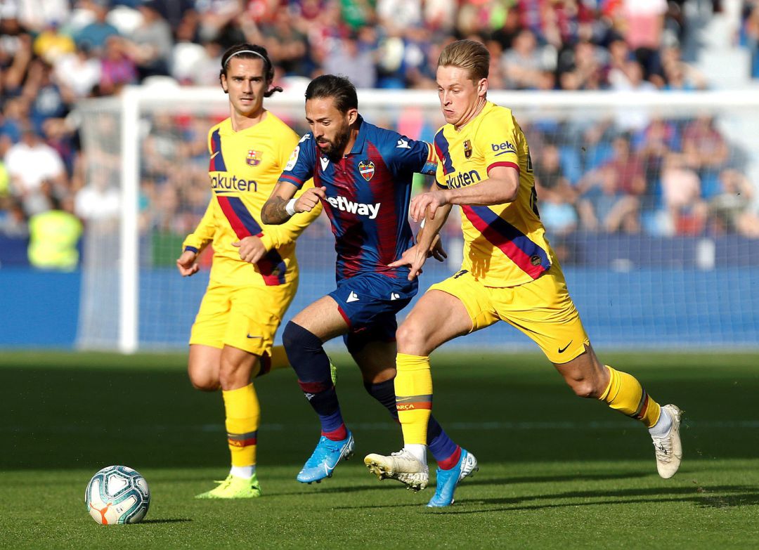 El delantero del Levante UD, José Luis Morales disputa el balón con el centrocampista holandés del Barcelona Frenkie De Jong El delantero del Levante UD, José Luis Morales disputa el balón con el centrocampista holandés del Barcelona Frenkie De Jong