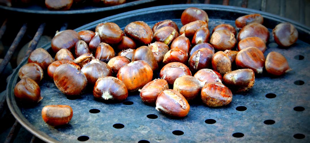 Un puesto de castañas asadas Un puesto de castañas asadas