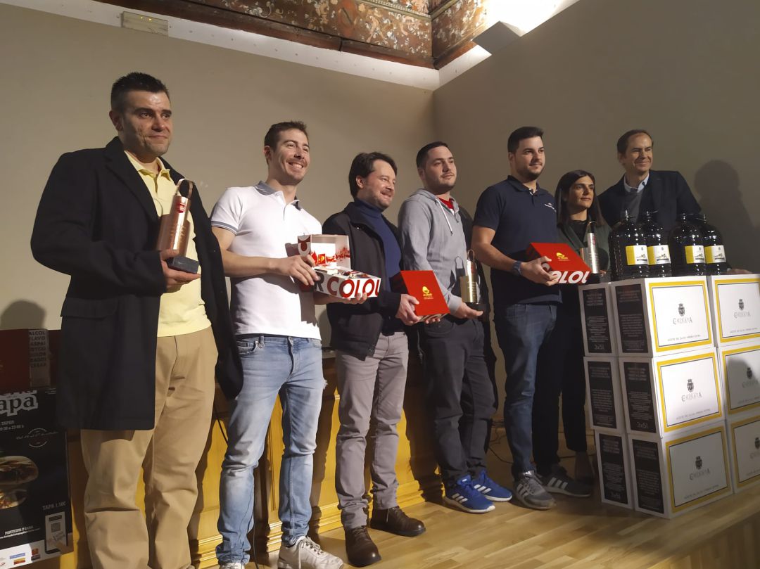 Los ganadores de la Feria de la Tapa junto a la concejala de Turismo Los ganadores de la Feria de la Tapa junto a la concejala de Turismo