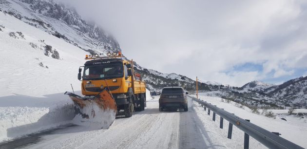 Nieve en un puerto de montaña. Nieve en un puerto de montaña.