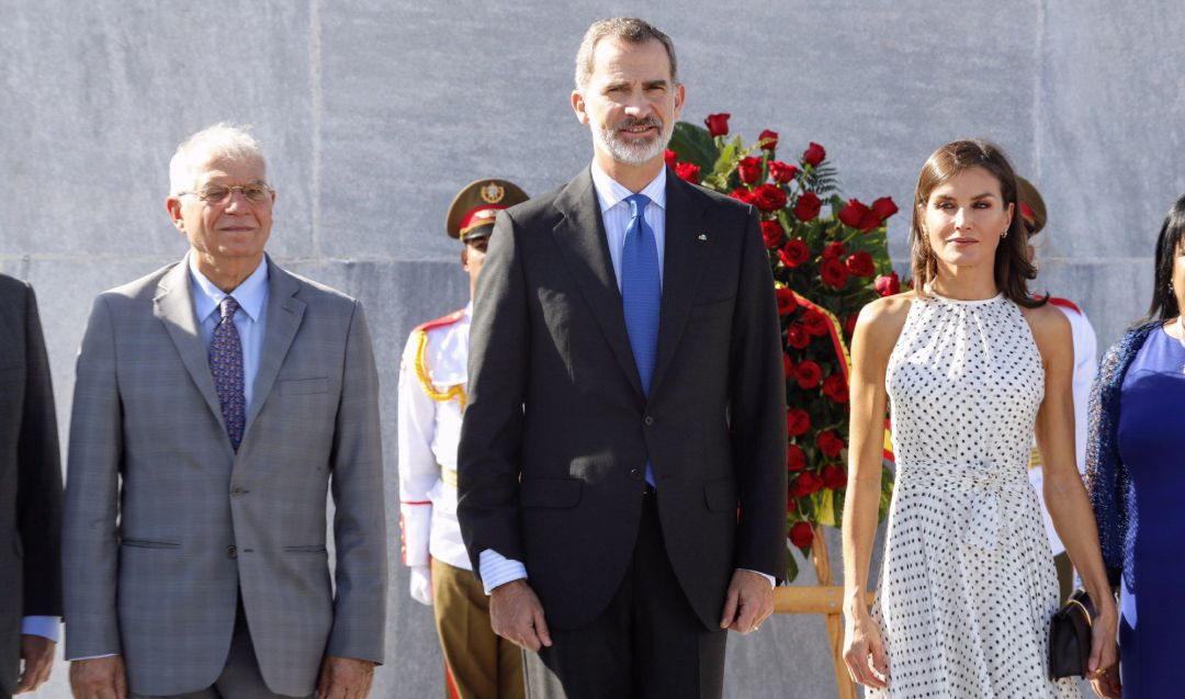 El ministro español de asuntos exteriores Josep Borrell, el rey español Felipe VI y la reina Letizia asisten a una ceremonia de bienvenida en el Memorial José Martí en La Habana El ministro español de asuntos exteriores Josep Borrell, el rey español Felipe VI y la reina Letizia asisten a una ceremonia de bienvenida en el Memorial José Martí en La Habana
