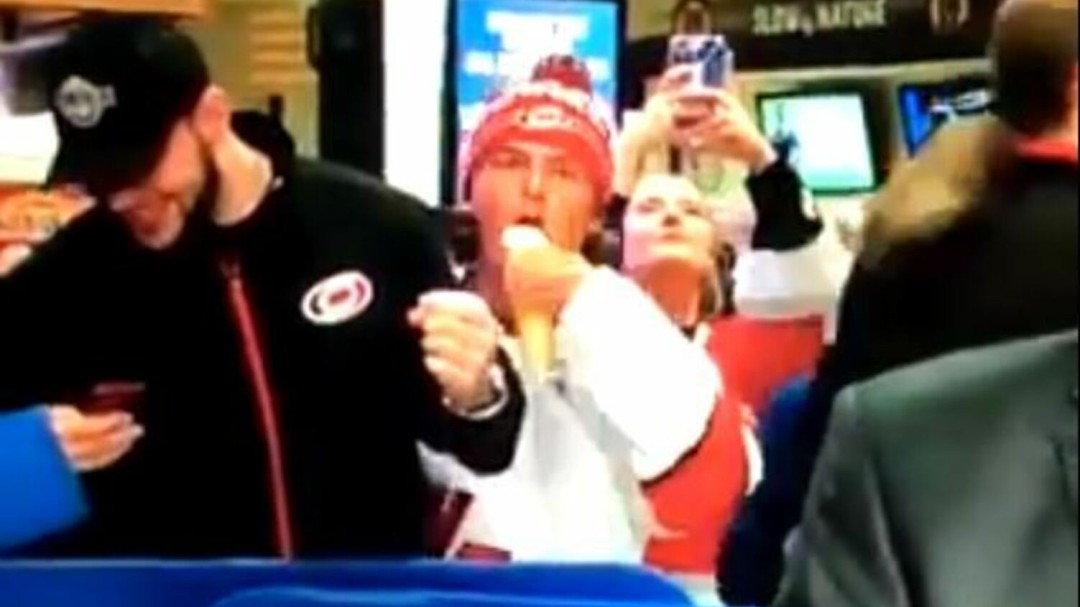 Un aficionado roba un helado a otro en el viral del momento