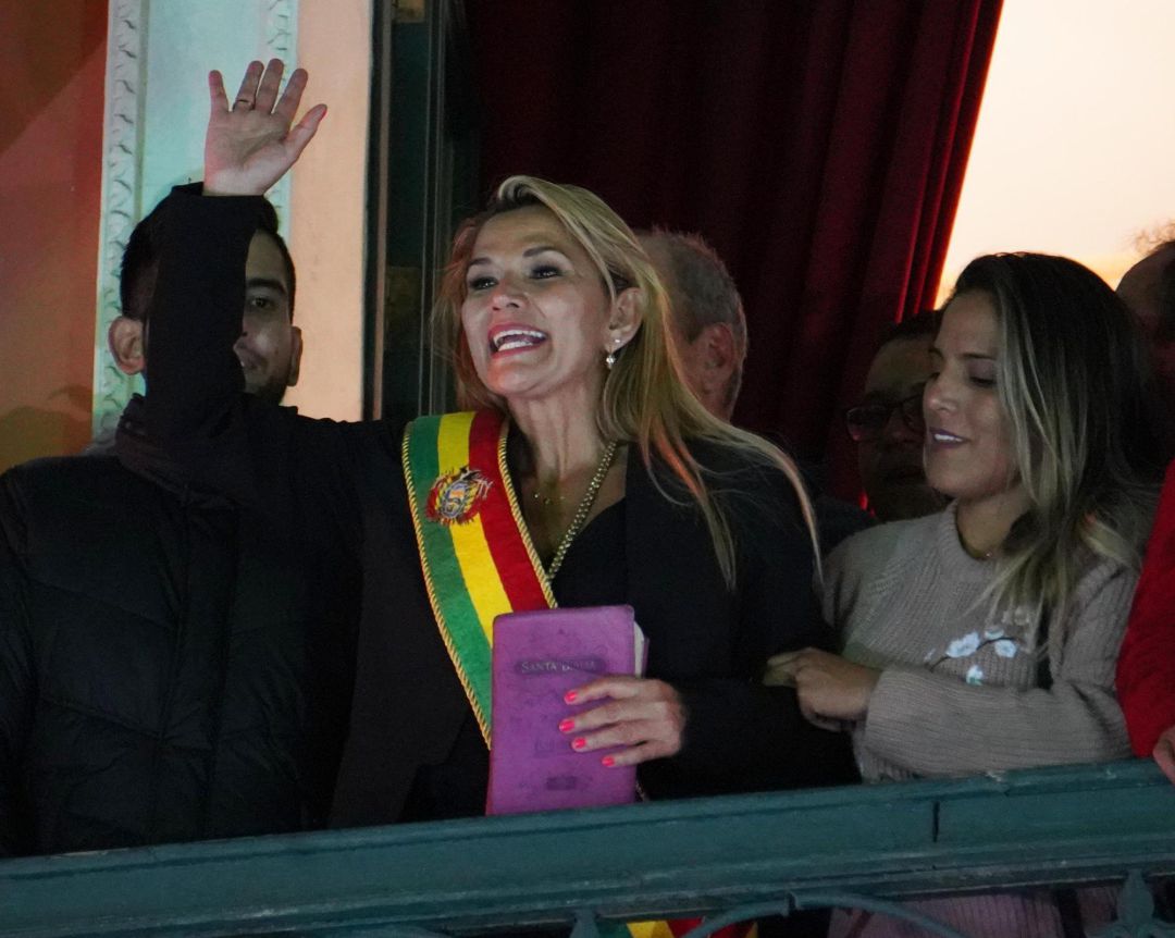 La senadora opositora Jeanine Áñez asume este martes la Presidencia interina de Bolivia tras la renuncia de Evo Morales, tras una sesión parlamentaria con la ausencia de los representantes del oficialista Movimiento Al Socialismo. La senadora opositora Jeanine Áñez asume este martes la Presidencia interina de Bolivia tras la renuncia de Evo Morales, tras una sesión parlamentaria con la ausencia de los representantes del oficialista Movimiento Al Socialismo.