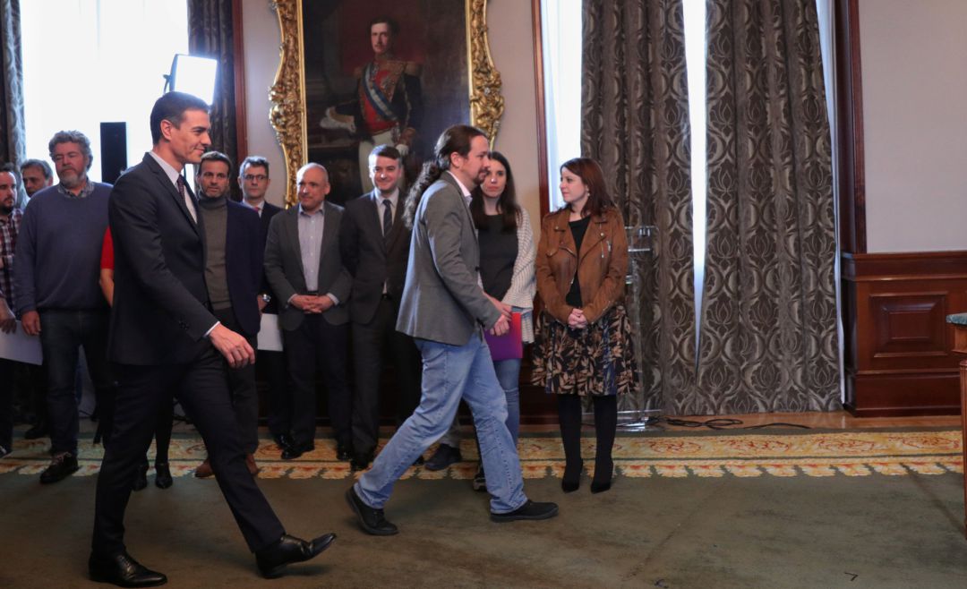 Acompañados de algunos miembros de sus respectivos partidos, el presidente del Gobierno en funciones, Pedro Sánchez y el líder de Podemos, Pablo Iglesias. Acompañados de algunos miembros de sus respectivos partidos, el presidente del Gobierno en funciones, Pedro Sánchez y el líder de Podemos, Pablo Iglesias.