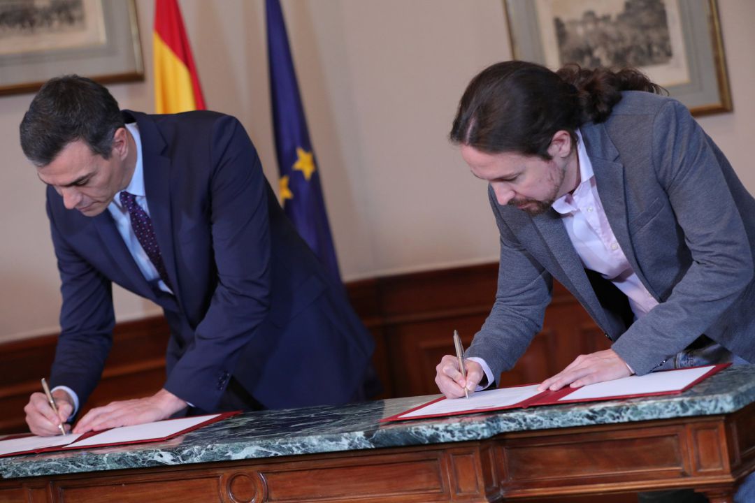Pedro Sánchez y Pablo Iglesias, en el Congreso de los Diputados firmando el principio de acuerdo de u gobierno en coalición Pedro Sánchez y Pablo Iglesias, en el Congreso de los Diputados firmando el principio de acuerdo de u gobierno en coalición