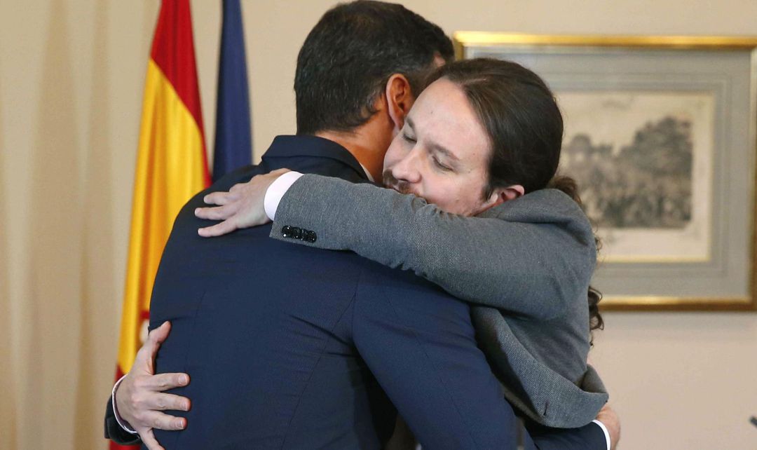 El abrazo entre Pedro Sánchez y Pablo Iglesias. El abrazo entre Pedro Sánchez y Pablo Iglesias.