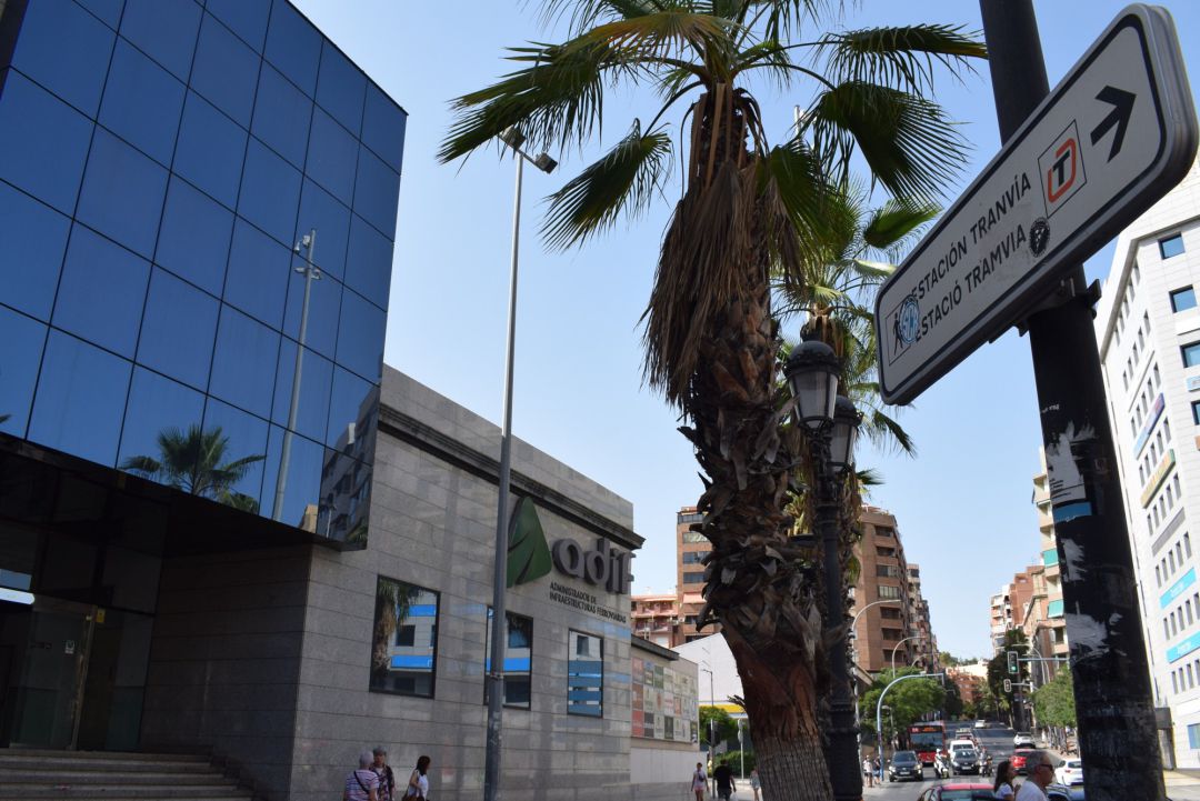 Señal que indica la ubicación de la parada de Luceros-Estels en el centro de Alicante desde la Estación de Alacant Terminal Señal que indica la ubicación de la parada de Luceros-Estels en el centro de Alicante desde la Estación de Alacant Terminal