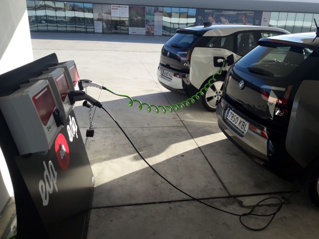 Coche eléctrico. Recarga de coche eléctrico. Coche eléctrico. Recarga de coche eléctrico.