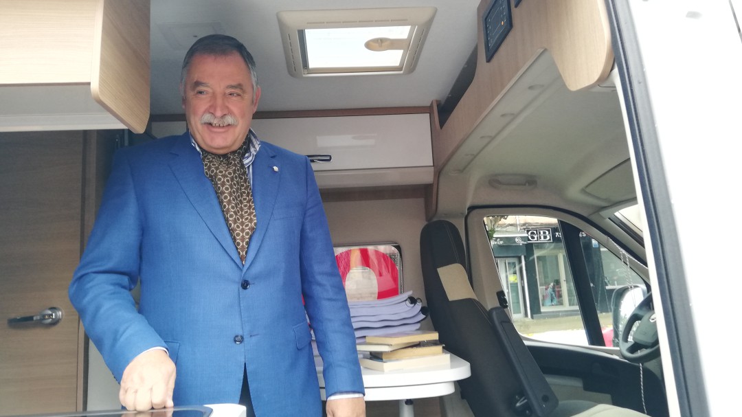 García Seoane acampa en una furgoneta para exigir las obras en el Sol y Mar