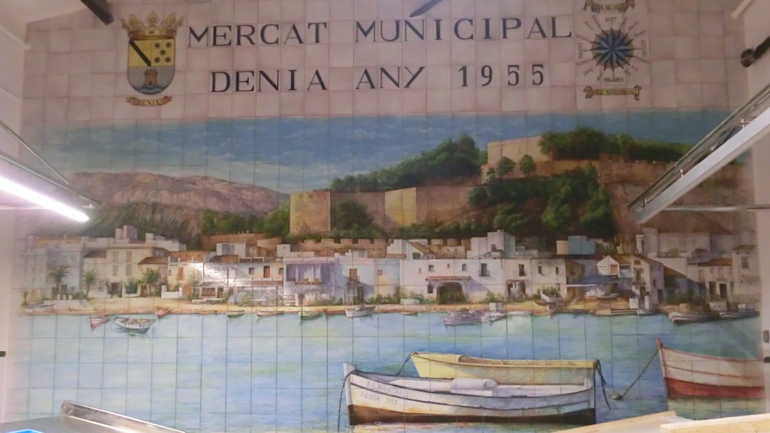 Un mural cerámico de la Dénia de 1955 en el Mercat Municipal