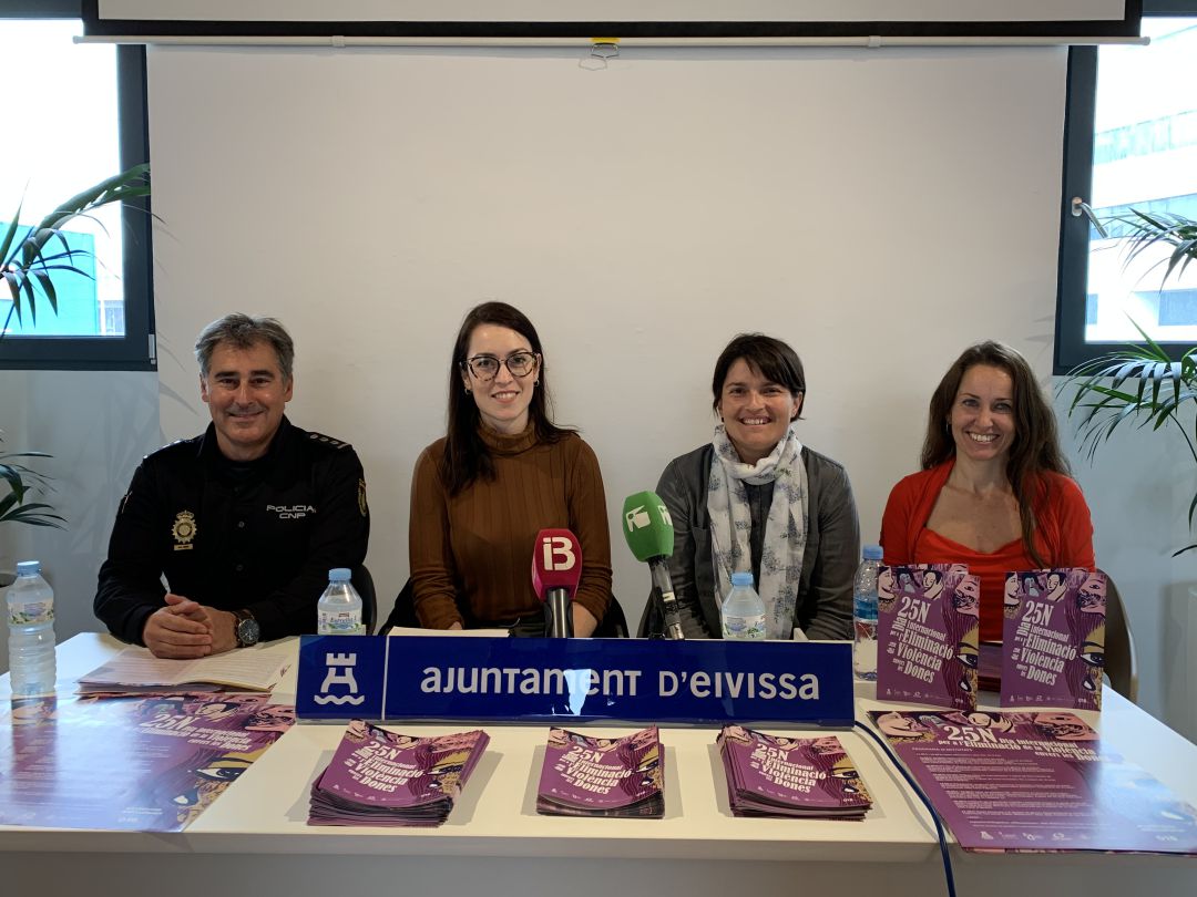 Un momento durante la presentación de las actividades Un momento durante la presentación de las actividades