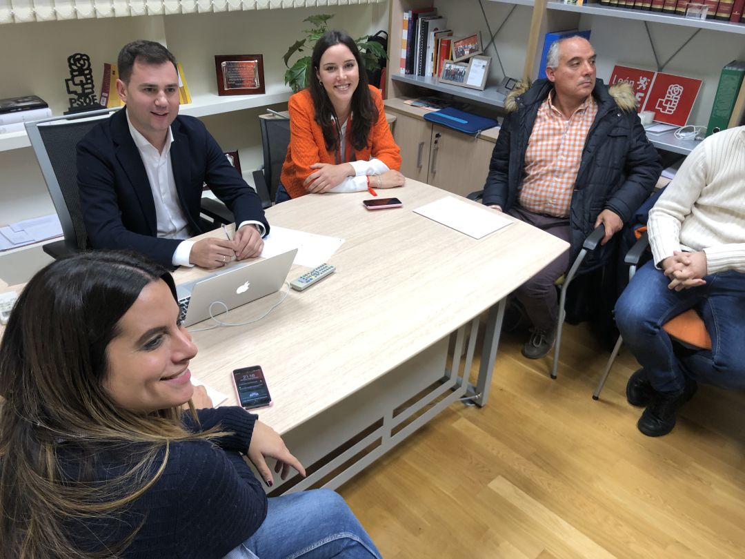 Las candidatos al Congreso y la secretaria de organización del PSOE siguiendo el recuento junto a militantes el pasado domingo Las candidatos al Congreso y la secretaria de organización del PSOE siguiendo el recuento junto a militantes el pasado domingo