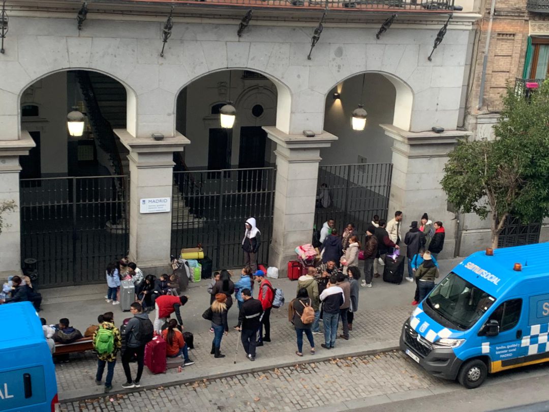 Decenas de personas, entre ellos más de una decena de menores, a la espera de un lugar para dormir Decenas de personas, entre ellos más de una decena de menores, a la espera de un lugar para dormir