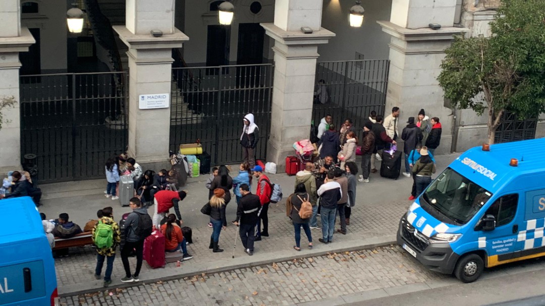 "No dejan entrar a los solicitantes de asilo al Samur Social ni para orinar. La situación es muy dura"