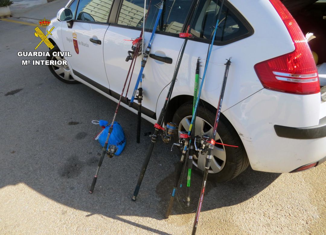 La Guardia Civil denuncia a 120 personas por pescar en zonas prohibidas en el Canal del Estacio de La Manga La Guardia Civil denuncia a 120 personas por pescar en zonas prohibidas en el Canal del Estacio de La Manga