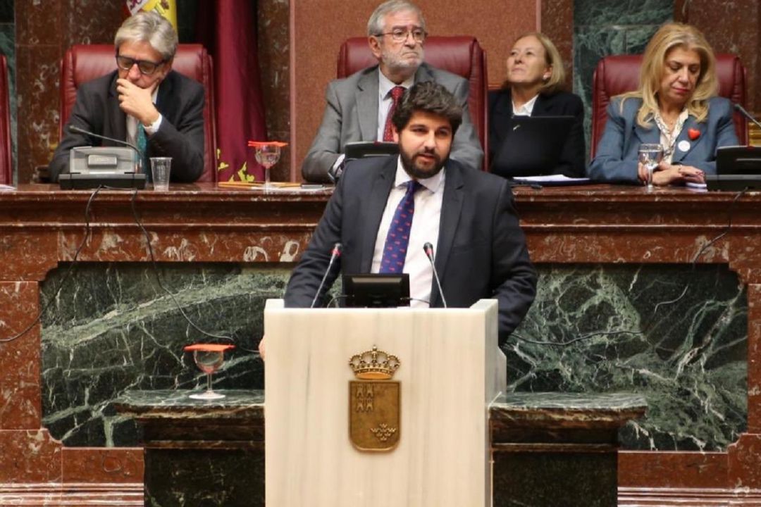 La Región tiene un alto cargo por cada 26.566 habitantes y "son los que menos cobran de España", según López Miras La Región tiene un alto cargo por cada 26.566 habitantes y "son los que menos cobran de España", según López Miras