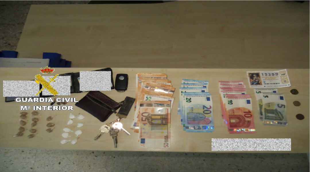 Atrapado un carballés mentres traficaba con heroína e cocaína no seu coche: Atrapado un carballés mentres traficaba con heroína e cocaína no seu coche Atrapado un carballés mentres traficaba con heroína e cocaína no seu coche: Atrapado un carballés mentres traficaba con heroína e cocaína no seu coche