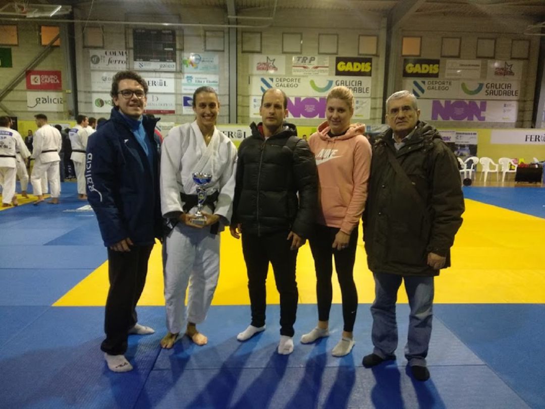 Rubén Córdoba, Tamara Silva, Felipe Iglesias, Anita Fernández y el maestro, Manuel Montero, al finalizar el Campeonato Gallego de Judo Rubén Córdoba, Tamara Silva, Felipe Iglesias, Anita Fernández y el maestro, Manuel Montero, al finalizar el Campeonato Gallego de Judo