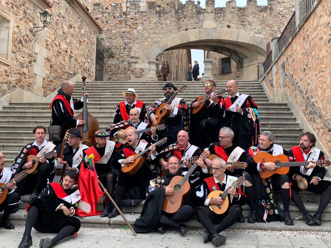La tuna de Magisterio de Segovia posa en una de las plazas de la capital cacereña La tuna de Magisterio de Segovia posa en una de las plazas de la capital cacereña