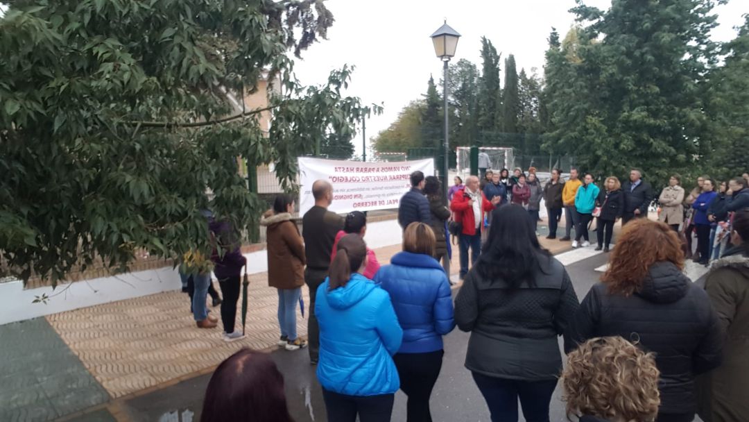 Los padres concetrados esta mañana a la puerta del CEIP Antonio Machado Los padres concetrados esta mañana a la puerta del CEIP Antonio Machado