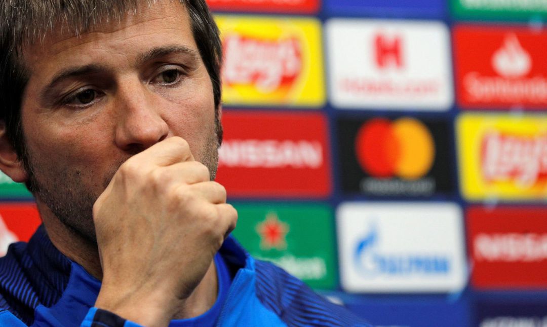 GRAFCVA9068. PATERNA, El entrenador del Valencia CF, Albert Celades durante la rueda de prensa celebrada este lunes previa al partido correspondiente a la cuarta jornada de la Liga de Campeones que le enfrentará este martes en Mestalla al Lille francés. EFE, Manuel Bruque GRAFCVA9068. PATERNA, El entrenador del Valencia CF, Albert Celades durante la rueda de prensa celebrada este lunes previa al partido correspondiente a la cuarta jornada de la Liga de Campeones que le enfrentará este martes en Mestalla al Lille francés. EFE, Manuel Bruque