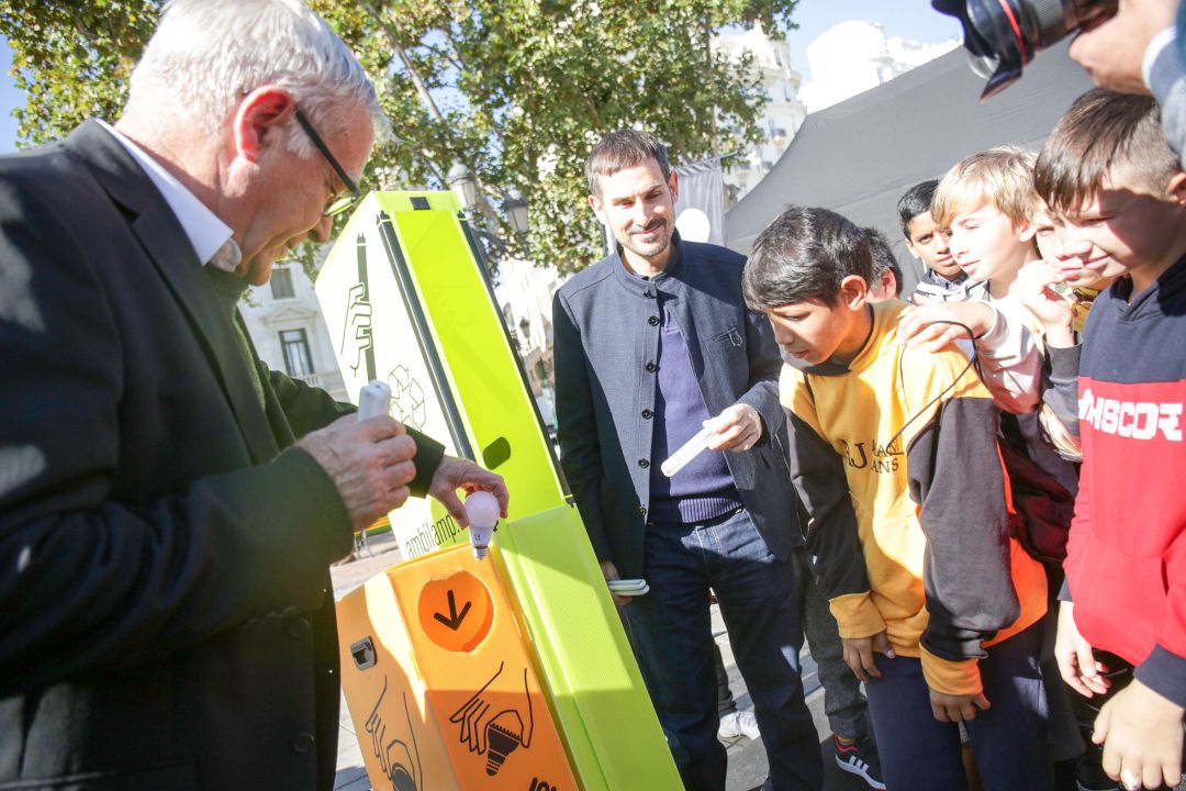 El alcalde Joan Ribó recicla una bombilla ante la presencia de alumnos del Colegio Jaume I de València El alcalde Joan Ribó recicla una bombilla ante la presencia de alumnos del Colegio Jaume I de València