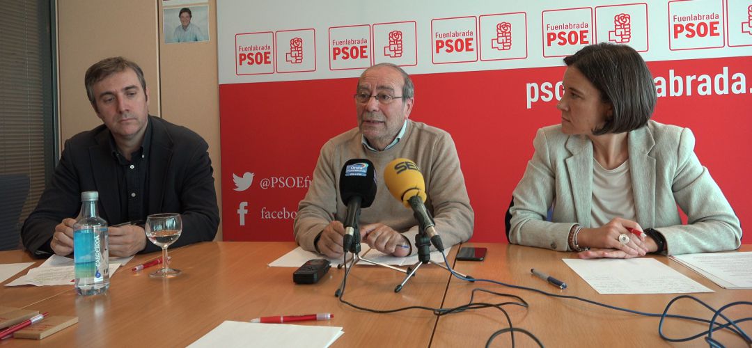 El presidente del PSOE- M y Secretario General del partido en Fuenlabrada, Manuel Robles, (en el centro) ha valorado el acuerdo de gobierno entre su partido y Unidas Podemos. El presidente del PSOE- M y Secretario General del partido en Fuenlabrada, Manuel Robles, (en el centro) ha valorado el acuerdo de gobierno entre su partido y Unidas Podemos.