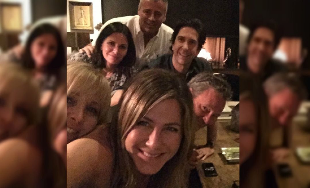 Jennifer Aniston junto al resto del elenco. Jennifer Aniston junto al resto del elenco.