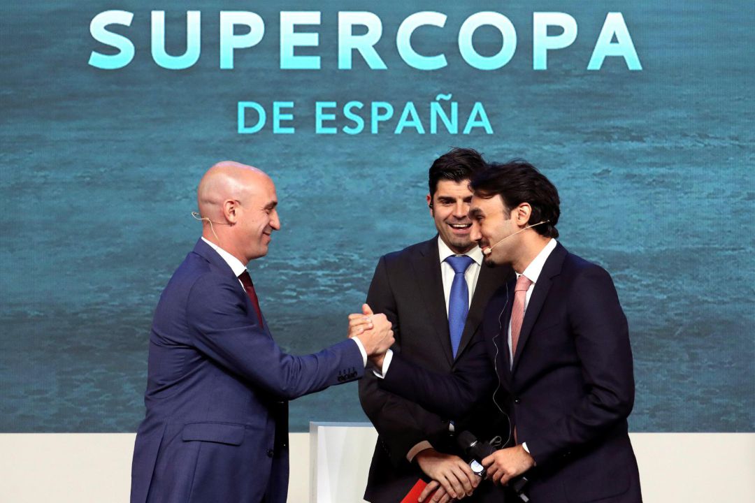 El presidente de la Real Federación Española de Fútbol, Luis Rubiales y el presidente de la autoridad general del deporte de Arabia Saudí, el príncipe Abdulaziz Bin Turki Alfaisal, durante el sorteo de los emparejamientos de la Supercopa de España que se jugará en la ciudad saudí de Yeda. El presidente de la Real Federación Española de Fútbol, Luis Rubiales y el presidente de la autoridad general del deporte de Arabia Saudí, el príncipe Abdulaziz Bin Turki Alfaisal, durante el sorteo de los emparejamientos de la Supercopa de España que se jugará en la ciudad saudí de Yeda.