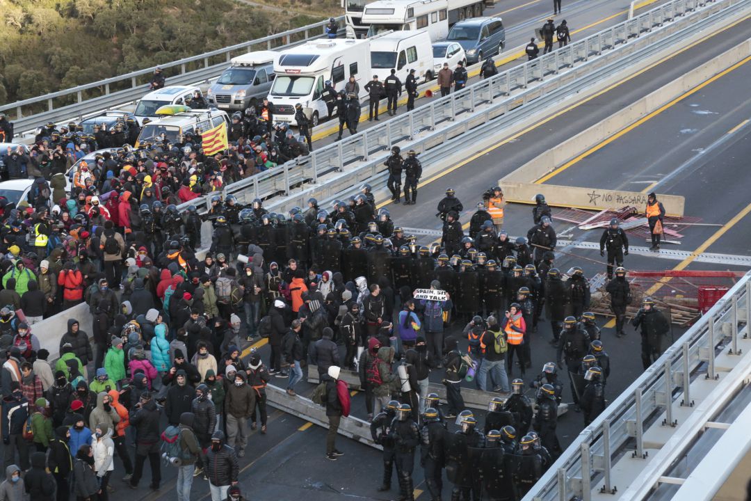 La policía francesa intenta disuadir a los protestantes en la AP-7 a la altura de La Jonquera La policía francesa intenta disuadir a los protestantes en la AP-7 a la altura de La Jonquera
