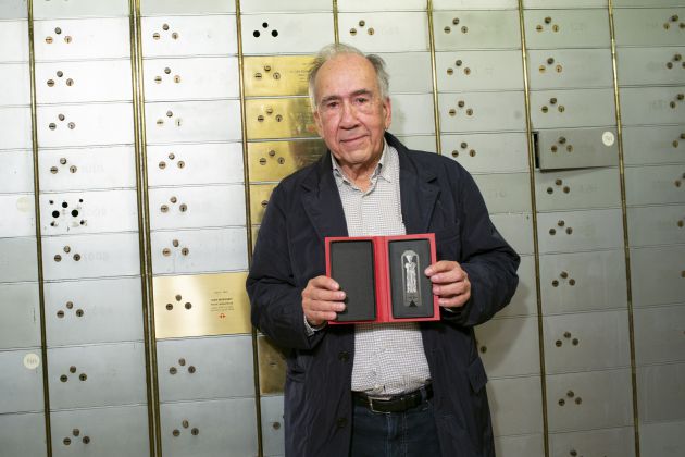 El momento en el que el poeta depositaba su legado en la Caja de las Letras del Instituto Cervantes El momento en el que el poeta depositaba su legado en la Caja de las Letras del Instituto Cervantes