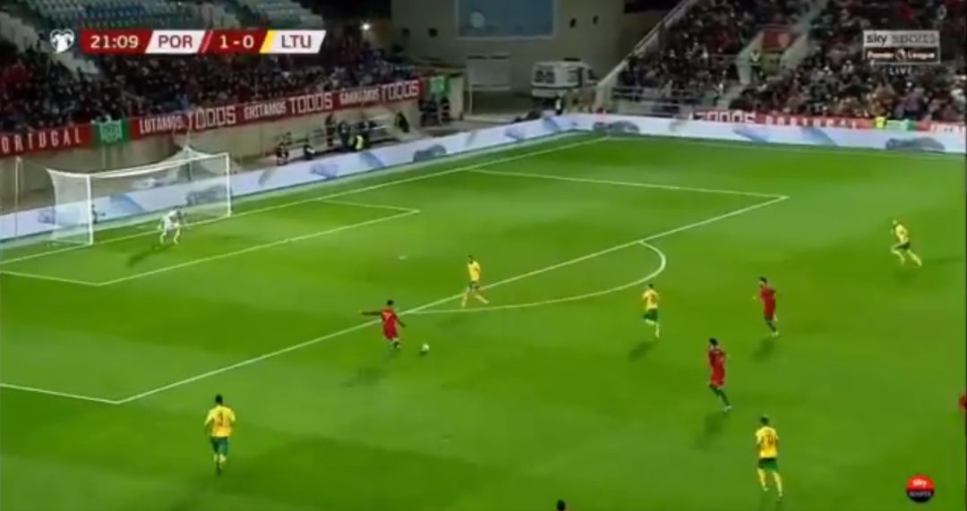 Cristiano Ronaldo mete un golazo frente a Lituania Cristiano Ronaldo mete un golazo frente a Lituania