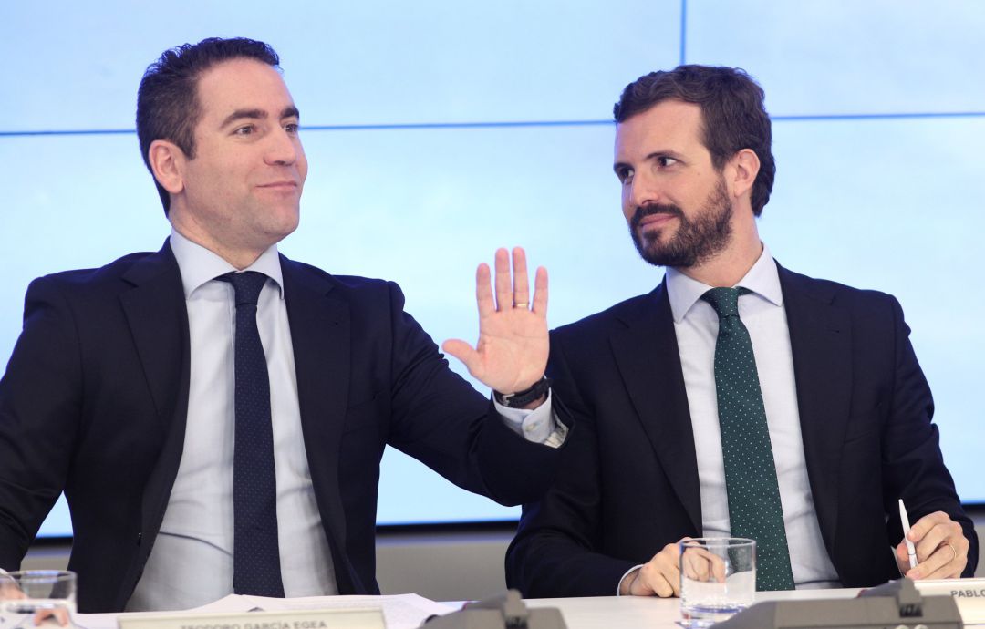 El secretario general del PP, Teodoro García Egea y el presidente del Partido Popular, Pablo Casado, momentos antes de empezar la reunión del Comité Ejecutivo Nacional del partido, en Madrid (España) a 12 de noviembre de 2019.
El secretario general del PP, Teodoro García Egea y el presidente del Partido Popular, Pablo Casado, momentos antes de empezar la reunión del Comité Ejecutivo Nacional del partido, en Madrid (España) a 12 de noviembre de 2019.