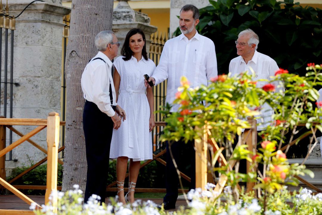 El Rey Felipe VI (2d), la Reina Letizia (2i) y el ministro de Asuntos Exteriores en funciones, Josep Borrell (1d), junto al historiador Eusebio Leal (1i) en el edificio del Templete. El Rey Felipe VI (2d), la Reina Letizia (2i) y el ministro de Asuntos Exteriores en funciones, Josep Borrell (1d), junto al historiador Eusebio Leal (1i) en el edificio del Templete.