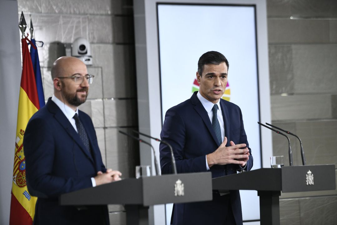 El presidente electo del Consejo Europeo, Charles Michel, y el presidente del Gobierno en funciones, Pedro Sánchez, comparecen ante los medios en el Complejo de la Moncloa tras su reunión en Madrid.
El presidente electo del Consejo Europeo, Charles Michel, y el presidente del Gobierno en funciones, Pedro Sánchez, comparecen ante los medios en el Complejo de la Moncloa tras su reunión en Madrid.
