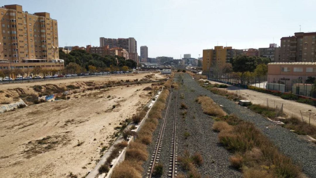 Terrenos liberados tras el soterramiento de las vías del tren donde se debe construir el futuro Parque Central Terrenos liberados tras el soterramiento de las vías del tren donde se debe construir el futuro Parque Central