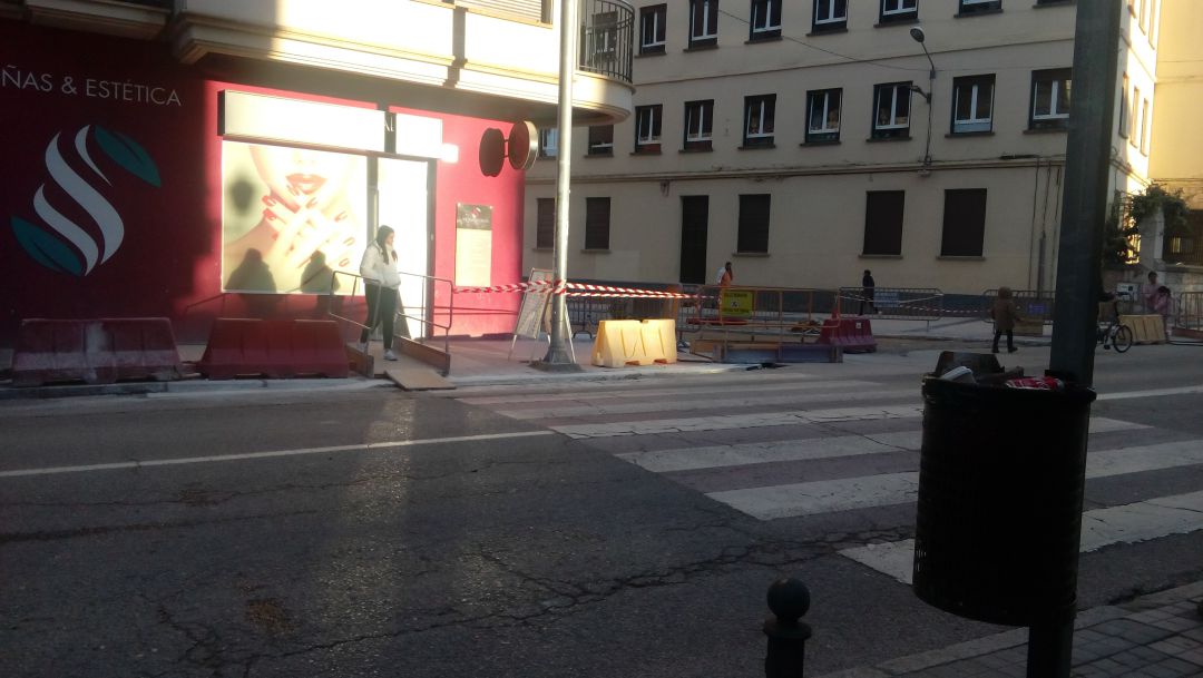 La farola se encuentra en mitad de la pendiente del vado peatonal La farola se encuentra en mitad de la pendiente del vado peatonal