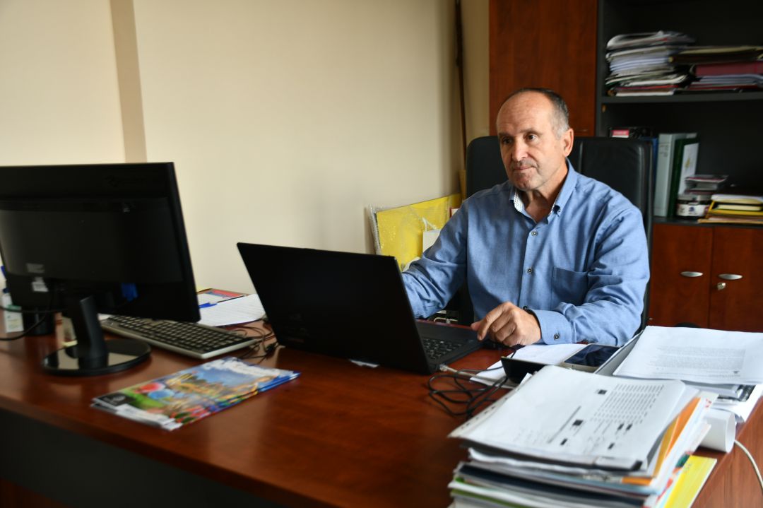 El alcalde de Faraján, Fernando Fernández, en su despacho El alcalde de Faraján, Fernando Fernández, en su despacho
