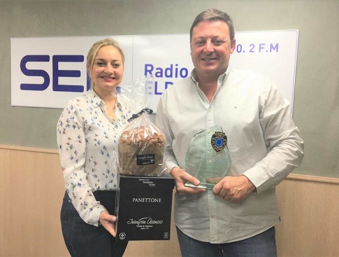 Juanfran Asencio y Juani Navarrete en el estudio de Radio Elda SER mostrando sus "trofeos". Juanfran Asencio y Juani Navarrete en el estudio de Radio Elda SER mostrando sus "trofeos".