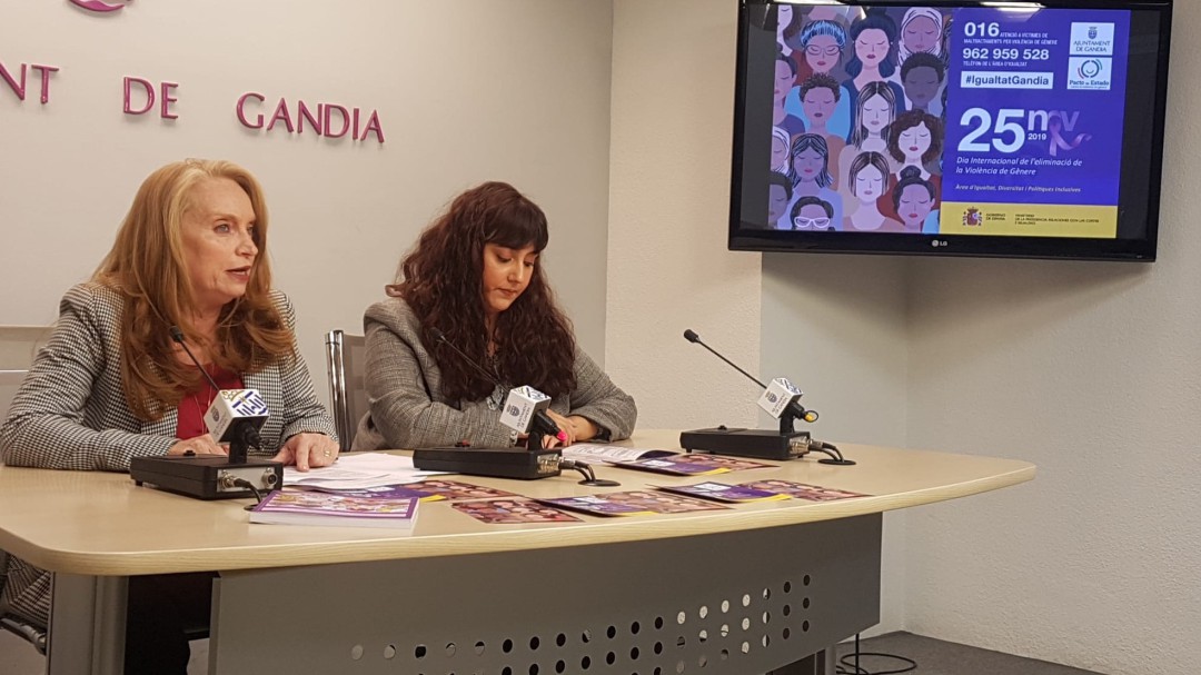 Servilleteros con el 016 en los bares y restaurantes del centro de Gandia