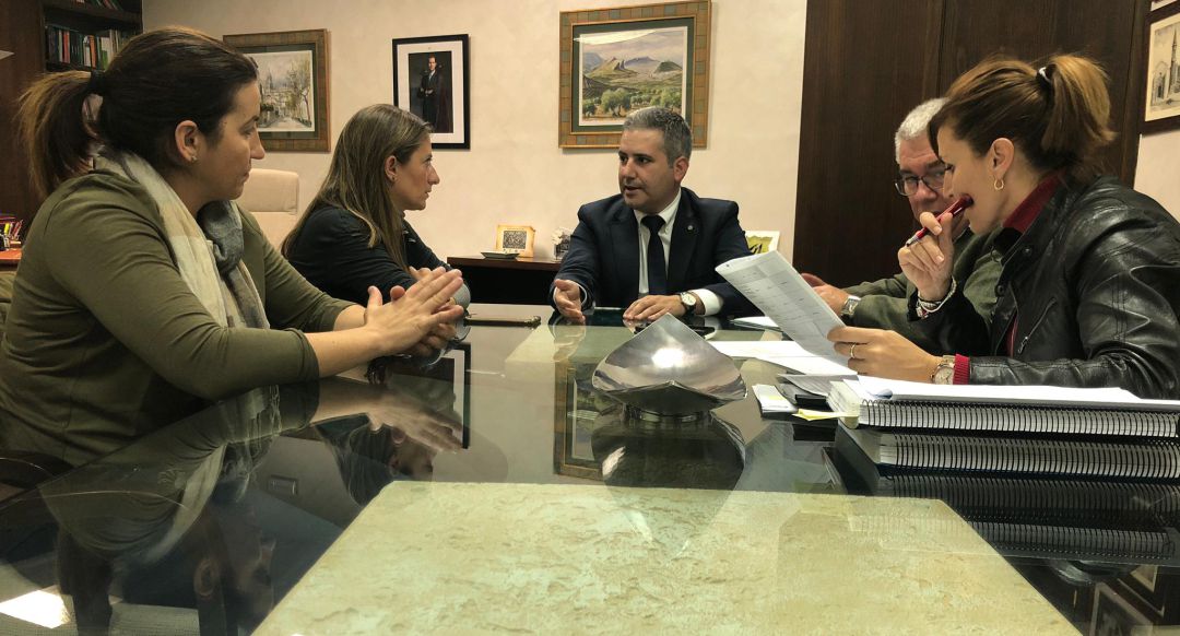 El delegado de Educación, Antonio Sutil (centro), durante una reunión con al alcaldesa de La Carolina, Yolanda Reche (a su izquierda). El delegado de Educación, Antonio Sutil (centro), durante una reunión con al alcaldesa de La Carolina, Yolanda Reche (a su izquierda).