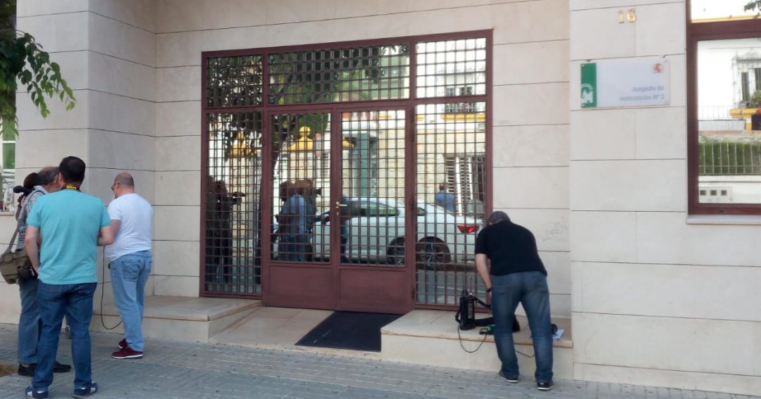 Periodistas a las puertas de los Juzgados de Instrucción de la capital. Periodistas a las puertas de los Juzgados de Instrucción de la capital.