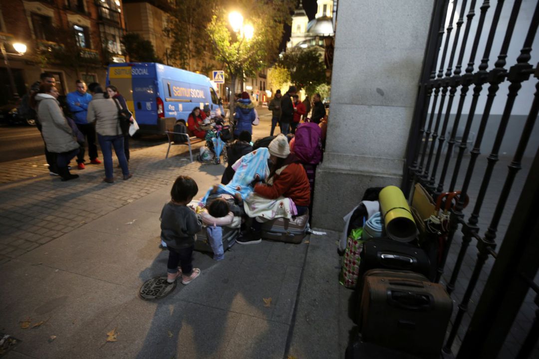 Las familias se congregan a las puertas del Samur Social solicitando asilo al Ayuntamiento Las familias se congregan a las puertas del Samur Social solicitando asilo al Ayuntamiento