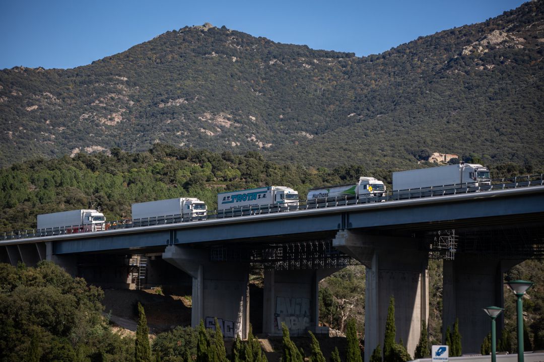 Varios camiones atascados debido al corte en la carretera de la N-II por un grupo de manifestantes, en una acción convocada por Tsunami Democràtic, en La Jonquera Varios camiones atascados debido al corte en la carretera de la N-II por un grupo de manifestantes, en una acción convocada por Tsunami Democràtic, en La Jonquera