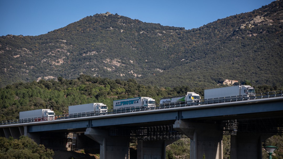 Los transportistas murcianos evitan el bloqueo de La Jonquera con rutas alternativas